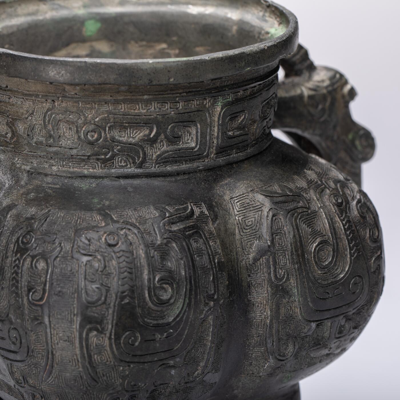 日本大阪雅和auction 2025金秋競賣會第一期 宋 铜凤鸟纹龙柄盉 尺寸:W:23 H:19cm 備註:盒付