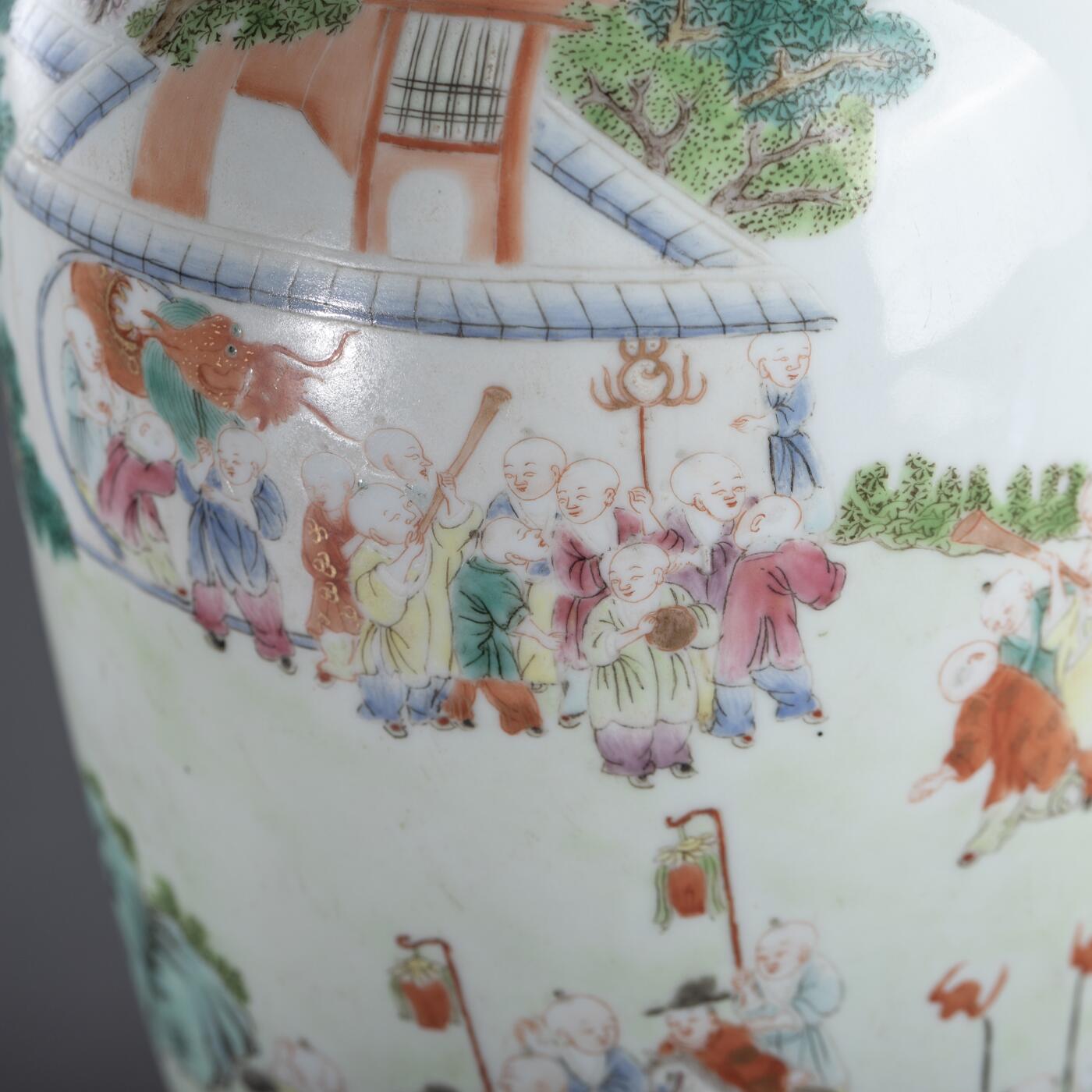 日本大阪雅和auction 2025金秋競賣會第一期 清嘉慶 粉彩戲嬰圖花入 尺寸:W:13 H:27cm 備註:木箱