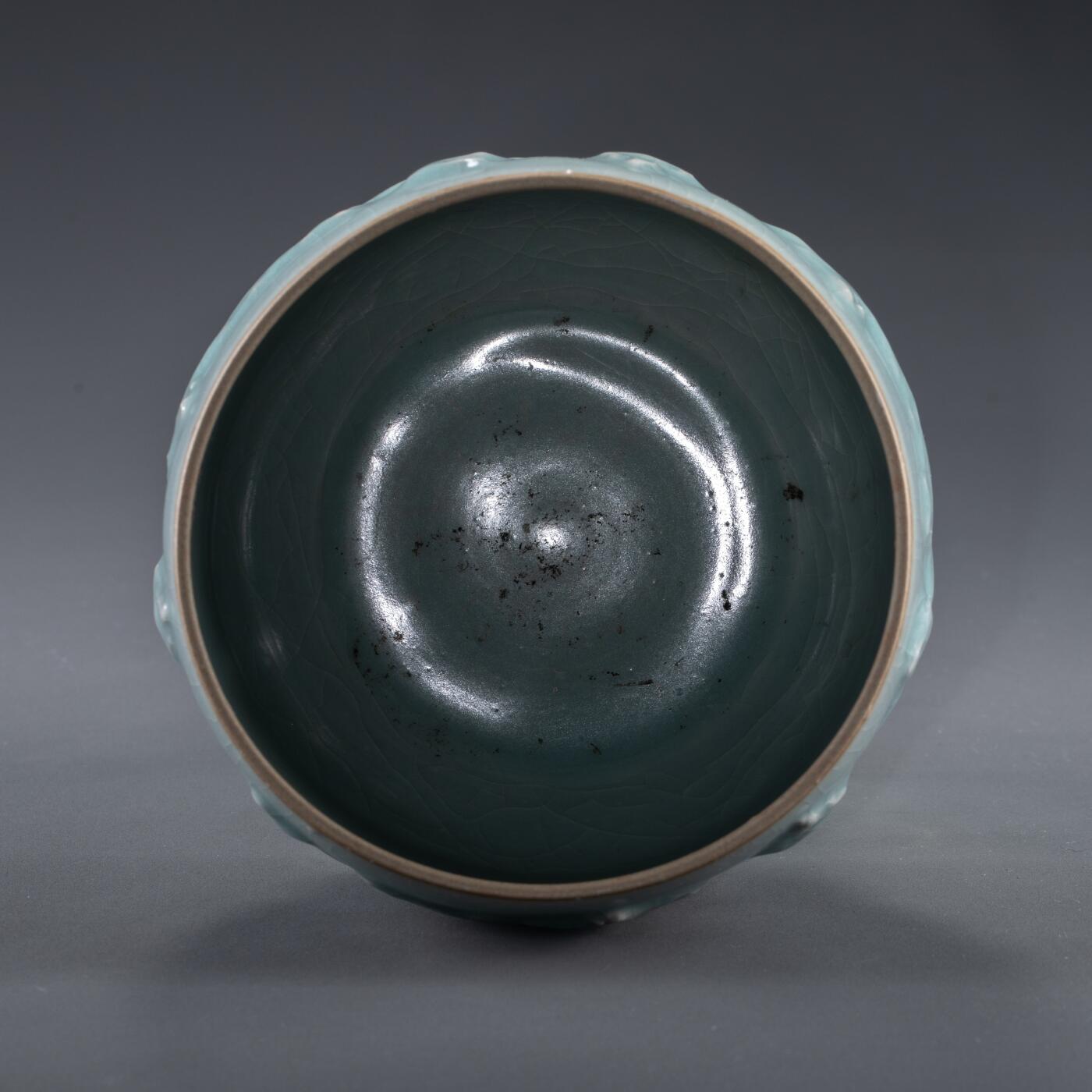 日本大阪雅和auction 2025金秋競賣會第一期 元 龍泉窯龍紋蓋罐 尺寸:D:15 H:13.5cm