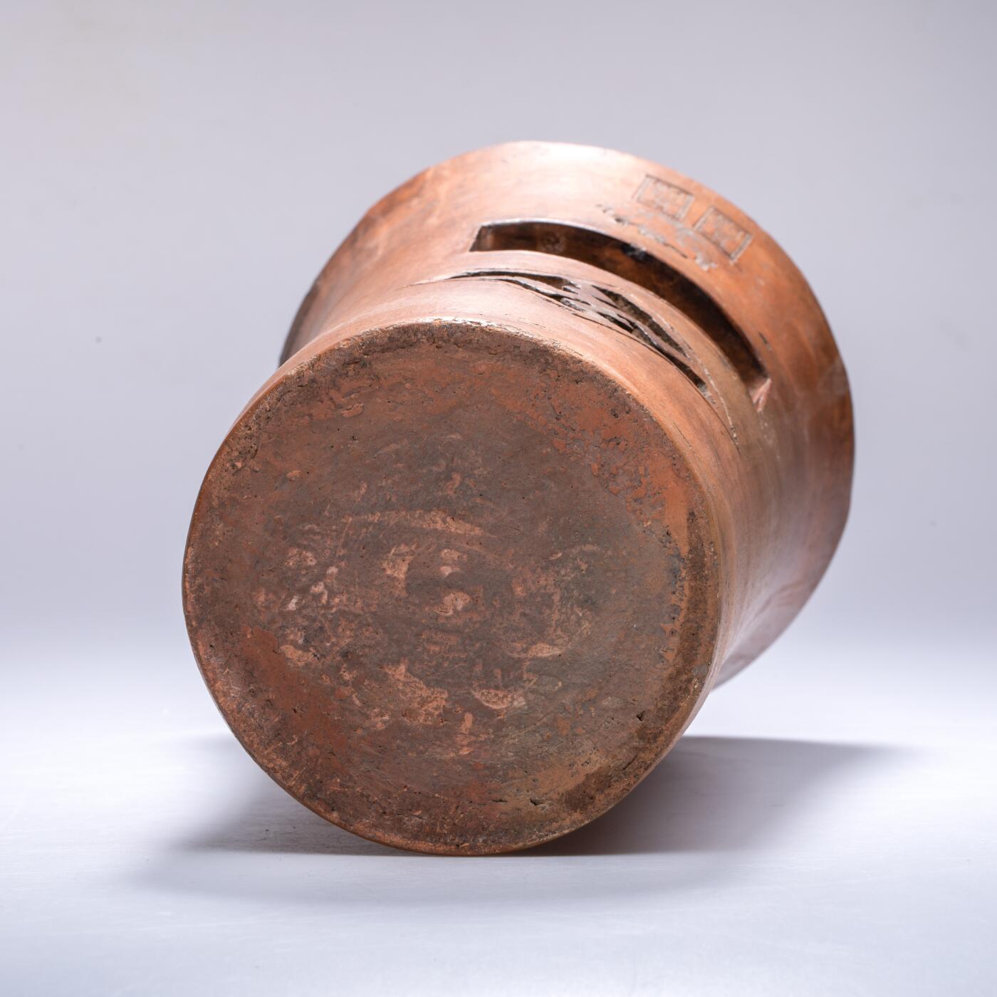 日本大阪雅和auction 2025金秋競賣會第一期 清 劉賢合款涼爐 尺寸:W:16 H:25cm 備註:此件紅泥涼爐，通體呈溫潤赤褐色，質地堅實細膩。爐身上部微敞，線條挺拔簡練，正面鏤空幾何紋飾，造型古樸而富有裝飾性。爐面刻「劉賢合」款，字體工整，彰顯製作者之巧思與自信。整體造型端莊穩重，器壁厚實，既具實用功能，又有極高的藝術觀賞價值，乃集工藝與美感於一體之紅泥佳作。