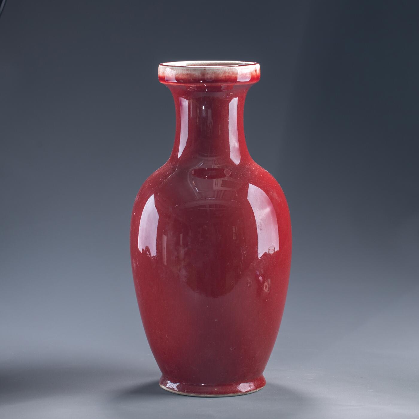 日本大阪雅和auction 2025金秋競賣會第一期 清 郎紅釉瓶 尺寸:W:16 H:35cm