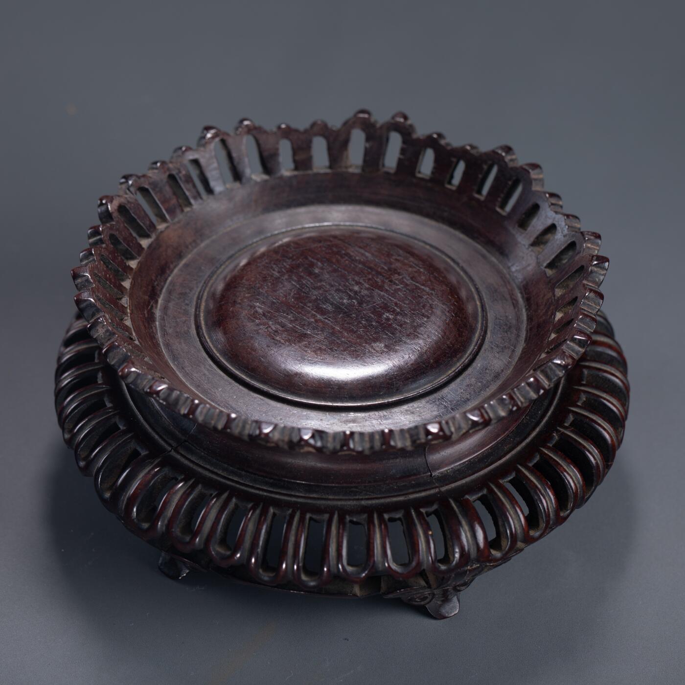 日本大阪雅和auction 2025金秋競賣會第一期 清 墨玉碗 尺寸:D:18 H:5.5
底座D:16 H:7cm 備註:木箱,底座