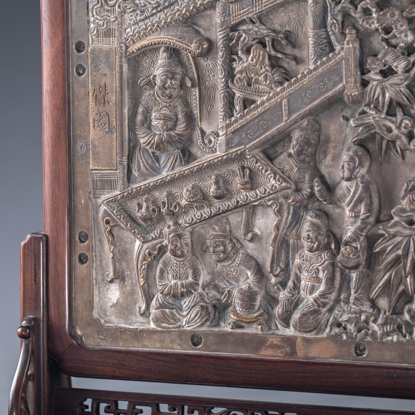 日本大阪雅和auction 2025金秋競賣會第一期 清 三杰圖硯屏 尺寸:連座W:31.5 H:32 cm 備註:底座