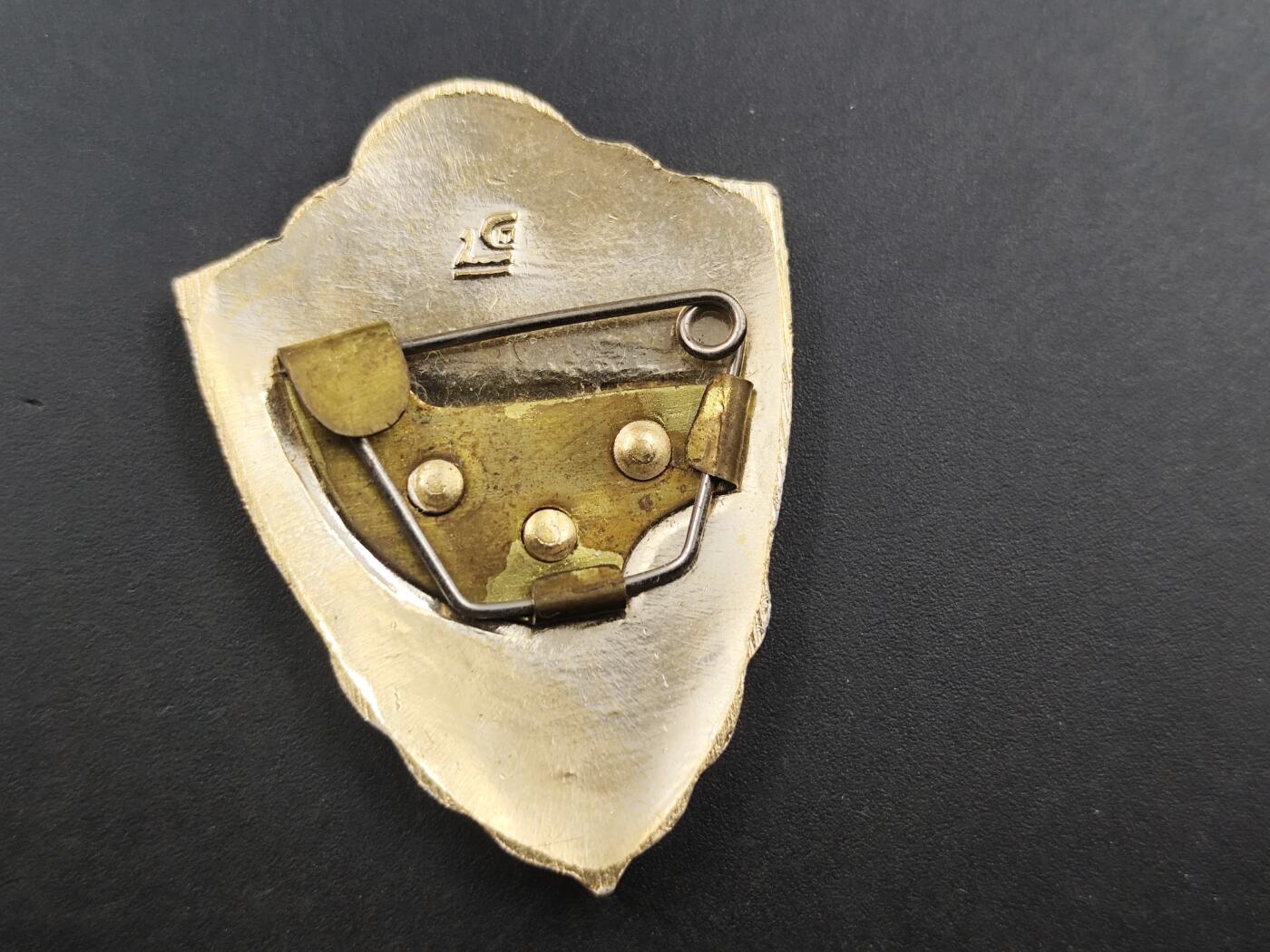 11月徽章新货项目 接下来都是精品场 欢迎关注 苏联2级士兵证章铝制