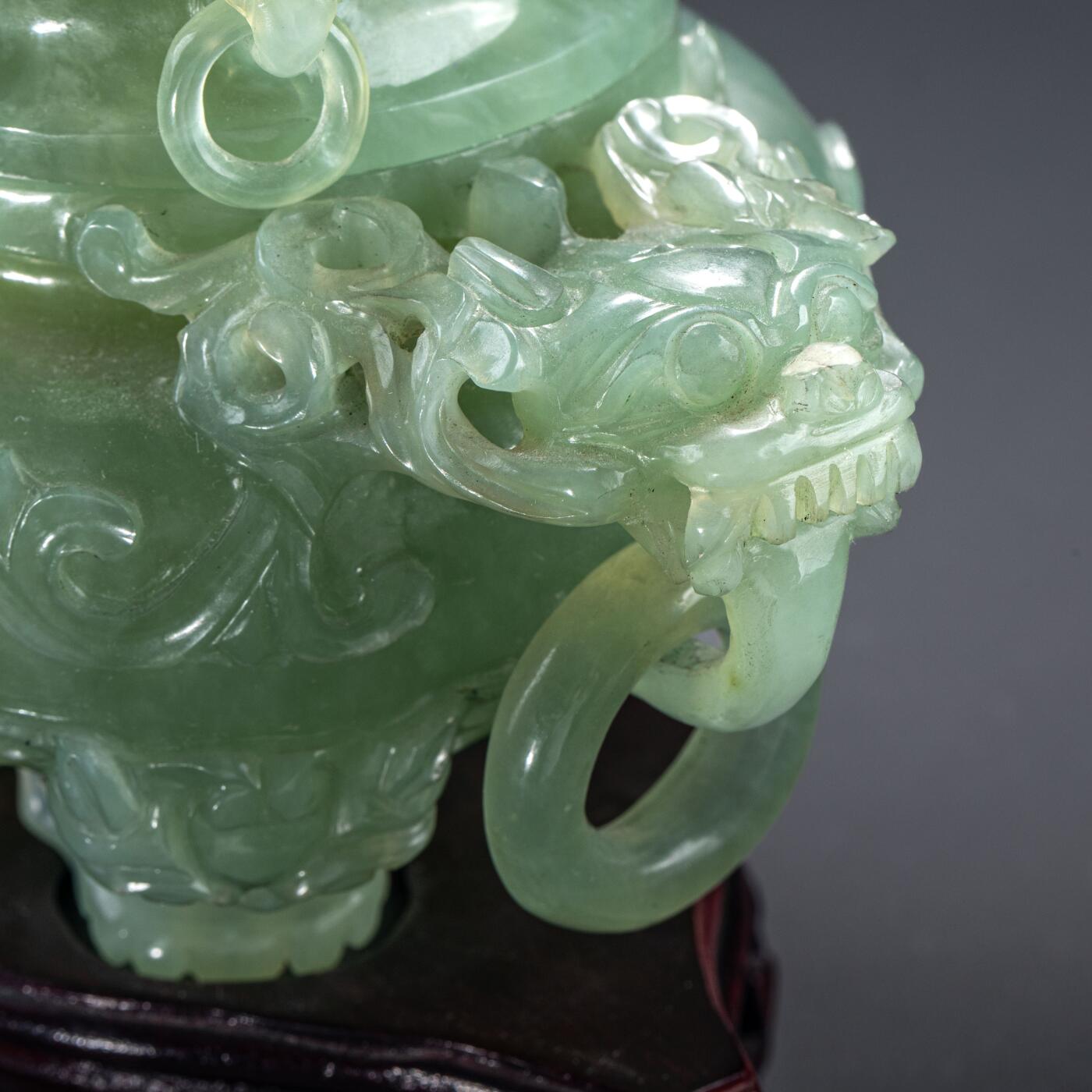 日本大阪雅和auction 2025金秋競賣會第一期 清 玉香爐 尺寸:W:17.5 H:14
底座W:15.5 H:4.5cm 備註:木箱,底座