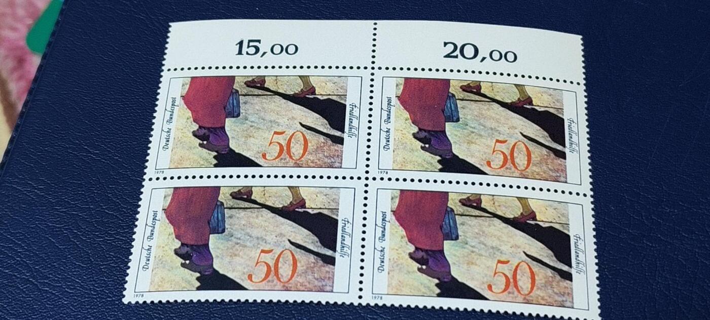 德国邮票专场，都是四方联人物题材 德国邮票四方联一张，1978年发行，和平景象  手提行李的难民