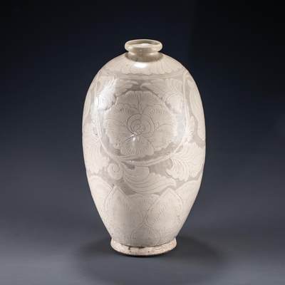 日本大阪雅和auction 2025金秋競賣會第一期 - 宋 磁州窯刻花梅瓶 尺寸:H:30 W:17cm 備註:盒付