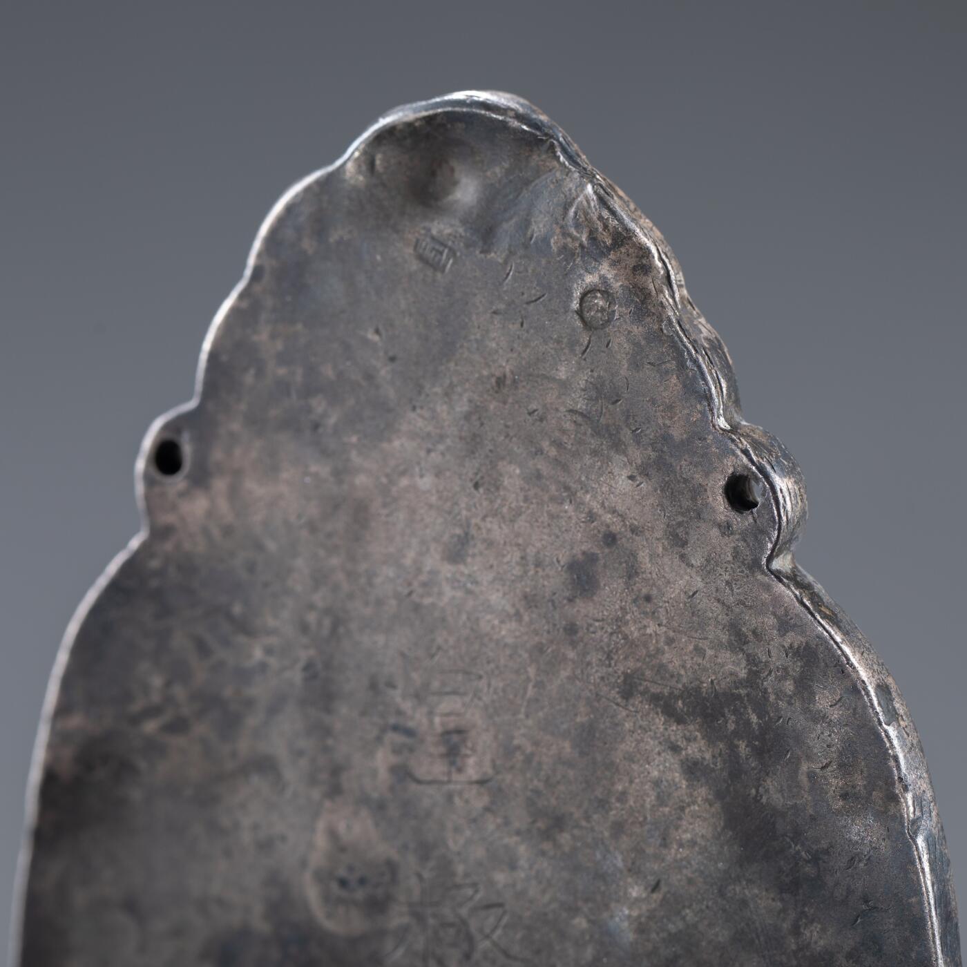 日本大阪雅和auction 2025金秋競賣會第一期 清 太上皇帝御賜養老牌 尺寸:L:14 W:8.5cm 備註:盒付