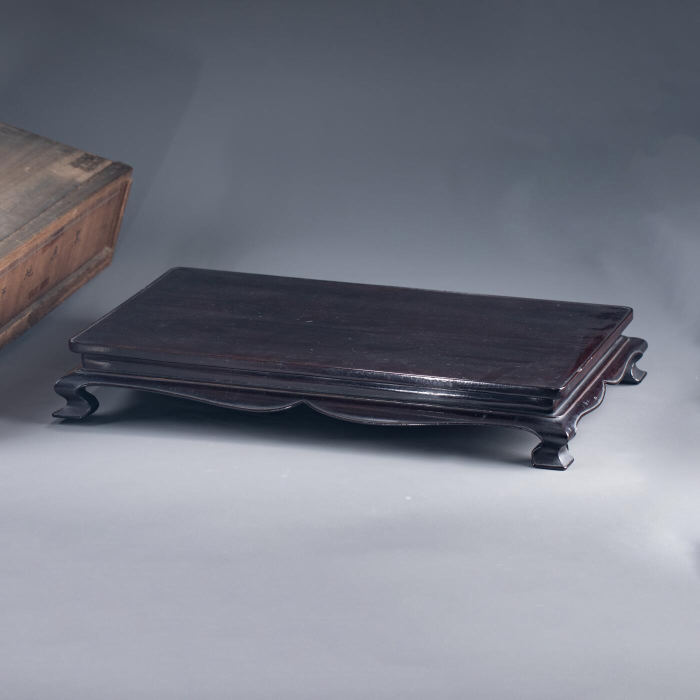 日本大阪雅和auction 2025金秋競賣會第一期 清 大漆四方檯 尺寸:L:54 W:32 H:8cm 備註:木箱