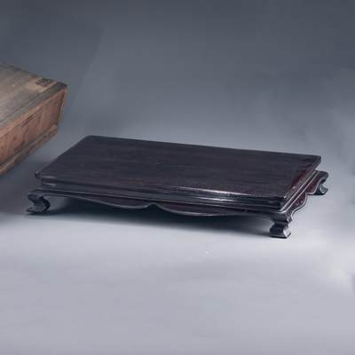 日本大阪雅和auction 2025金秋競賣會第一期 - 清 大漆四方檯 尺寸:L:54 W:32 H:8cm 備註:木箱