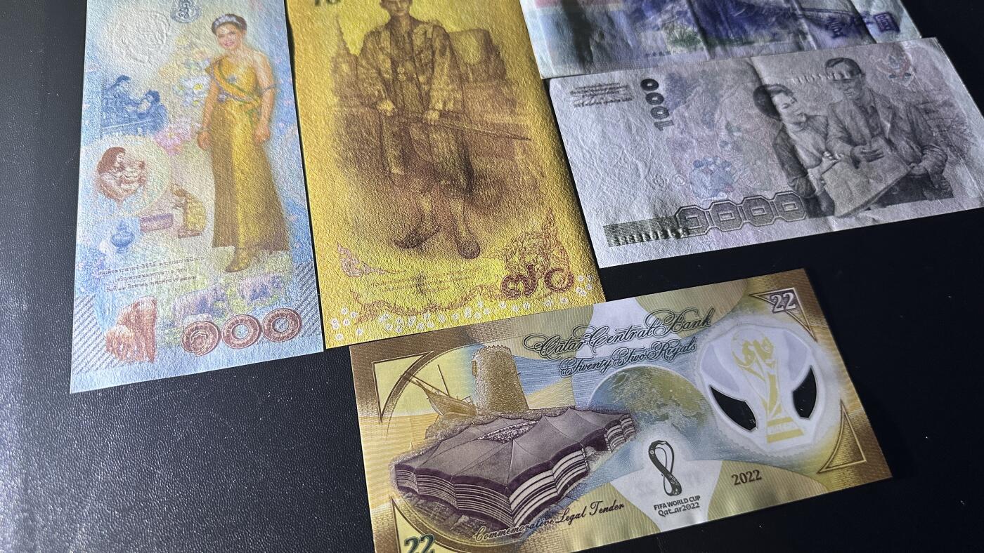 《外钞收藏家》第五百八十一期（畅拍场）（本平台长期征集拍品、欢迎藏友们联系合作） 泰国纪念钞2张、卡塔尔纪念钞1张全新+500台币、1000泰铢非全新 五张一起