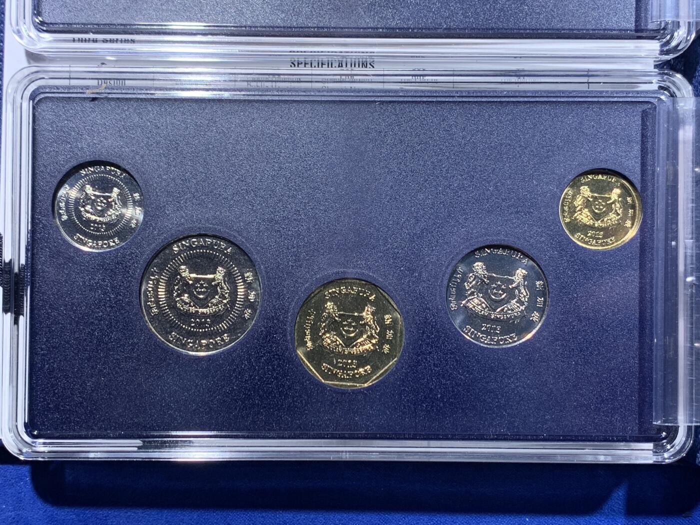 《竞宝斋》第435场 周日，周一2场连拍 （全场包邮） 新加坡套币：第二套第三套套币都是2013年 造币厂原盒原光带证书限量发行