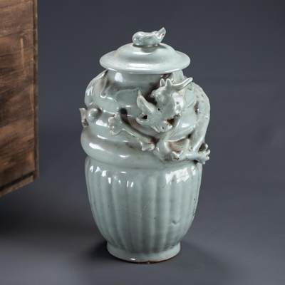 日本大阪雅和auction 2025金秋競賣會第一期 - 青瓷龍紋蓋瓶 尺寸:W:12 H:23cm 備註:木箱