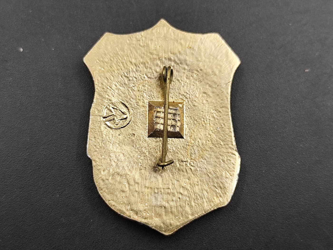 11月徽章新货项目 接下来都是精品场 欢迎关注 苏联义务治安官证章铝制