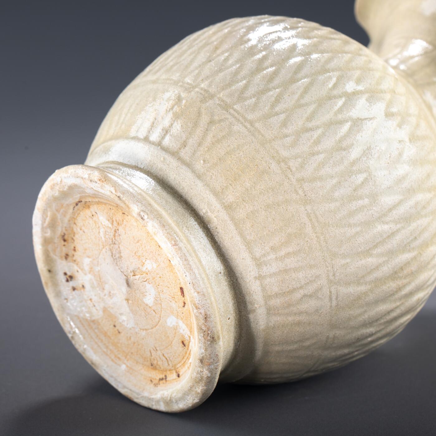 日本大阪雅和auction 2025金秋競賣會第一期 宋 景德鎮窯花口瓶 尺寸:D:11 H:18cm 備註:盒付   本品為宋代景德鎮窯所製影青瓷瓶，胎質細膩，釉色清潤淡雅，瓶身飾以規整的菱形紋，刻畫細緻，器形優雅大方。瓶口外撇如花瓣綻放，極富裝飾性與藝術美感。影青釉為宋代瓷器代表性風格之一，於光影之下更顯晶瑩溫潤，展現出高超的制瓷工藝與審美品味。保存狀況良好，收藏與陳設皆宜，誠為宋瓷愛好者珍貴之選。