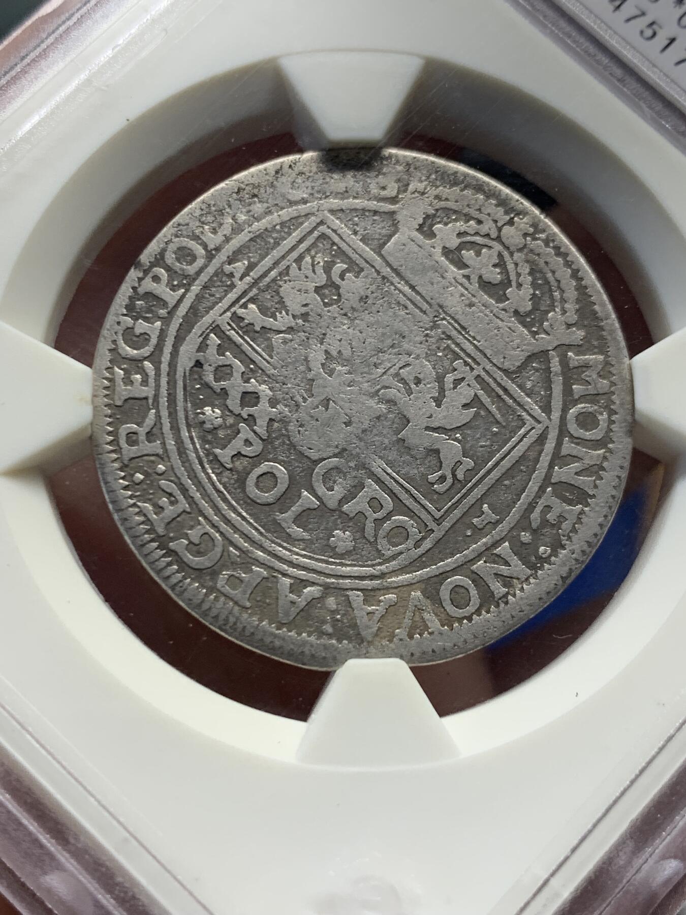 《竞宝斋》第435场 周日，周一2场连拍 （全场包邮） 稀少 1663年波兰立陶宛联邦银币，波兰国王和立陶宛大公约翰二世·卡齐米日.瓦萨时期打制，波兰历史上的传奇人物，曾击败了哥萨克-鞑靼联军；在“大洪水”时期英勇地抵抗瑞典军。正面：皇冠下君主签名，背面：波兰立陶宛联邦组合盾徽。面值：30格罗兹（1/3泰勒）。稀少品种，高品国际市场价高！