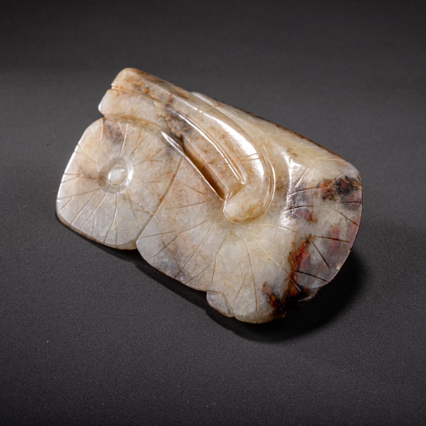 日本大阪雅和auction 2025金秋競賣會第一期 明 荷葉戲鴛玉把件 尺寸:L:7.5 W:5cm