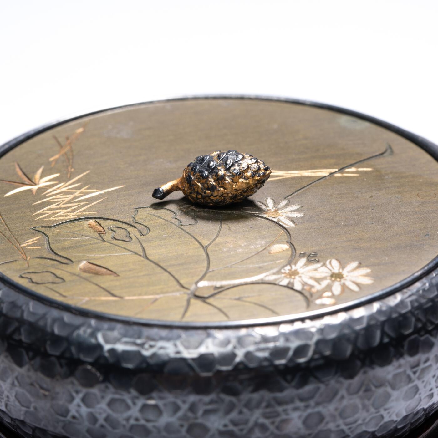 日本大阪雅和auction 2025金秋競賣會第一期 民國 鄭孝胥銀墨盒 尺寸:D:8 H:3
底座D:8 H:2cm 備註:底座