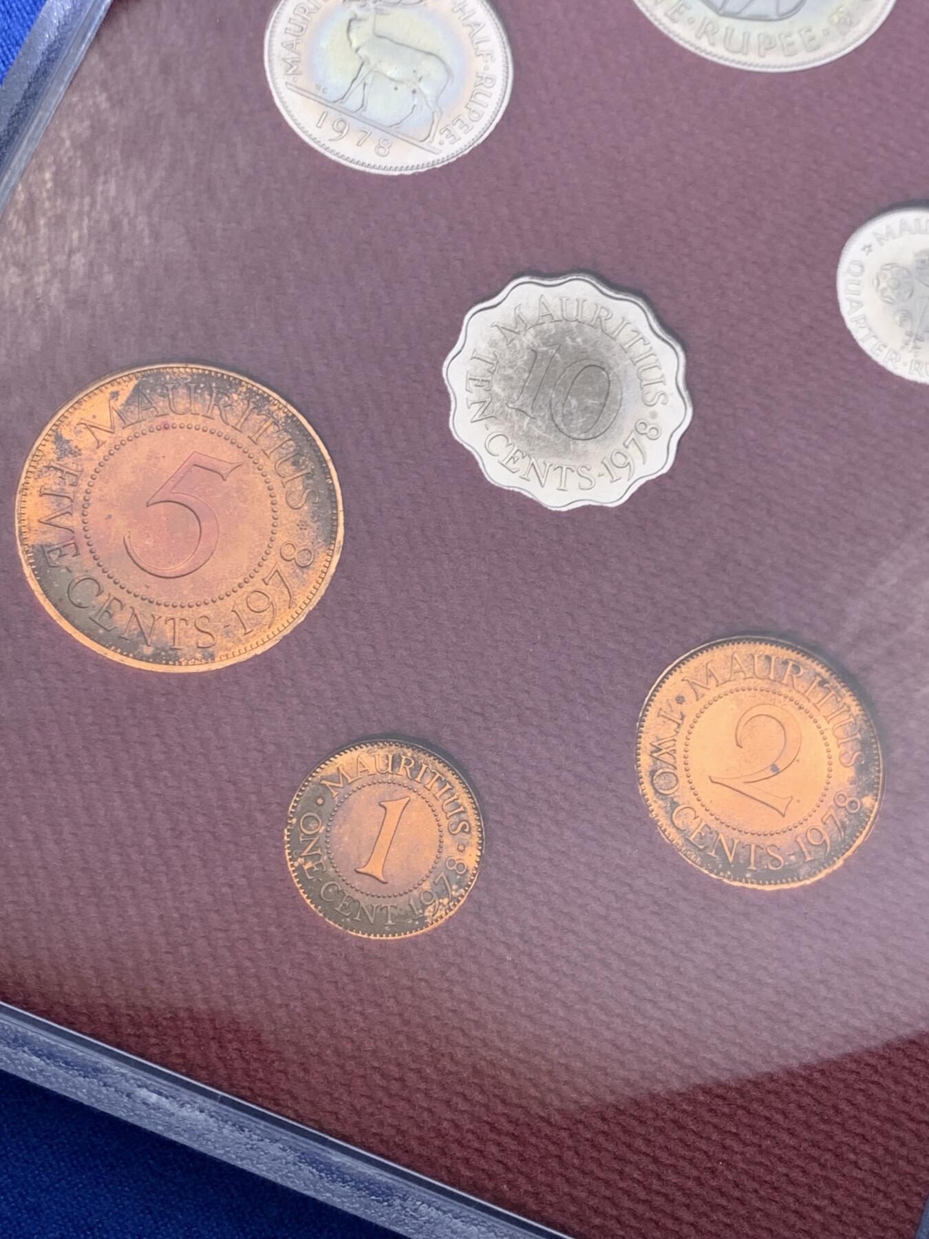 《竞宝斋》第435场 周日，周一2场连拍 （全场包邮） 毛里求斯1978年精制套币，原厂包装全套7枚，延续了20世纪上半叶的经典设计，兼具历史厚重感和现代感，深打镜面带彩包浆
