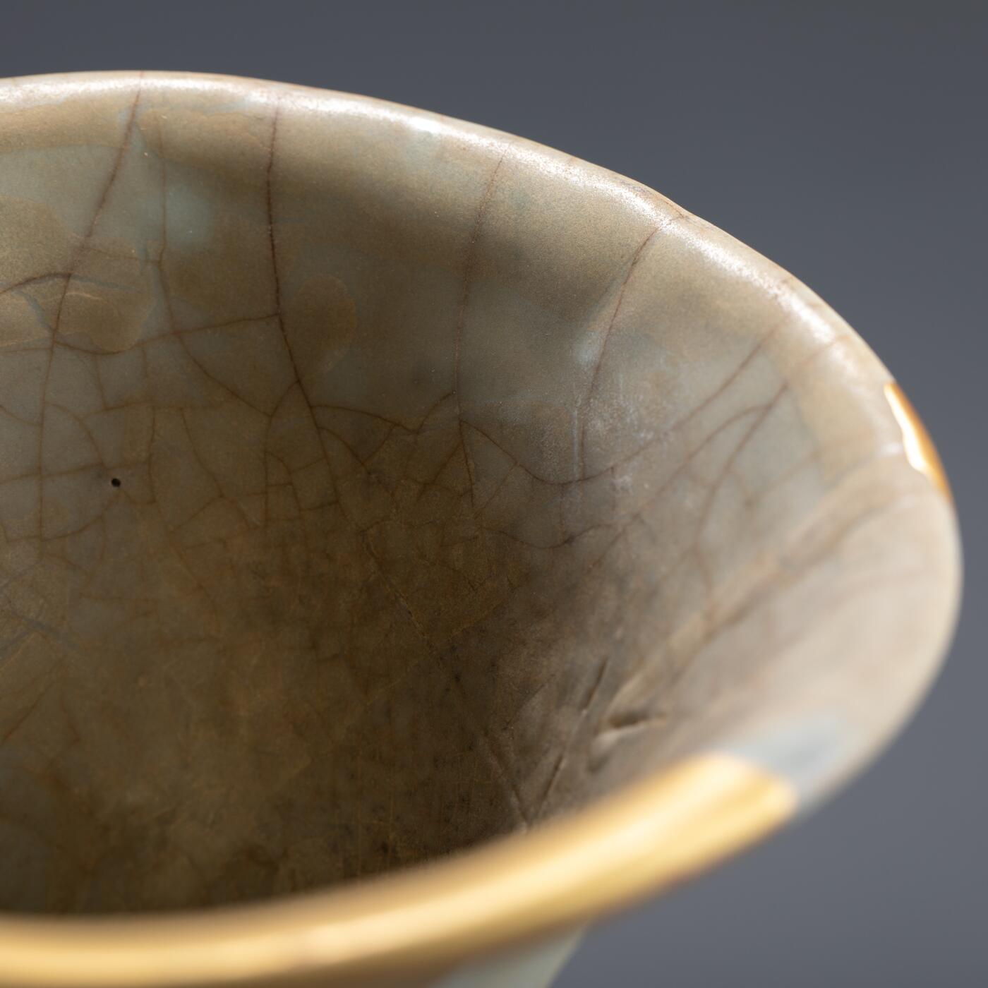 日本大阪雅和auction 2025金秋競賣會第一期 南宋 官窯花觚 金繕 尺寸:W:12 H:16cm