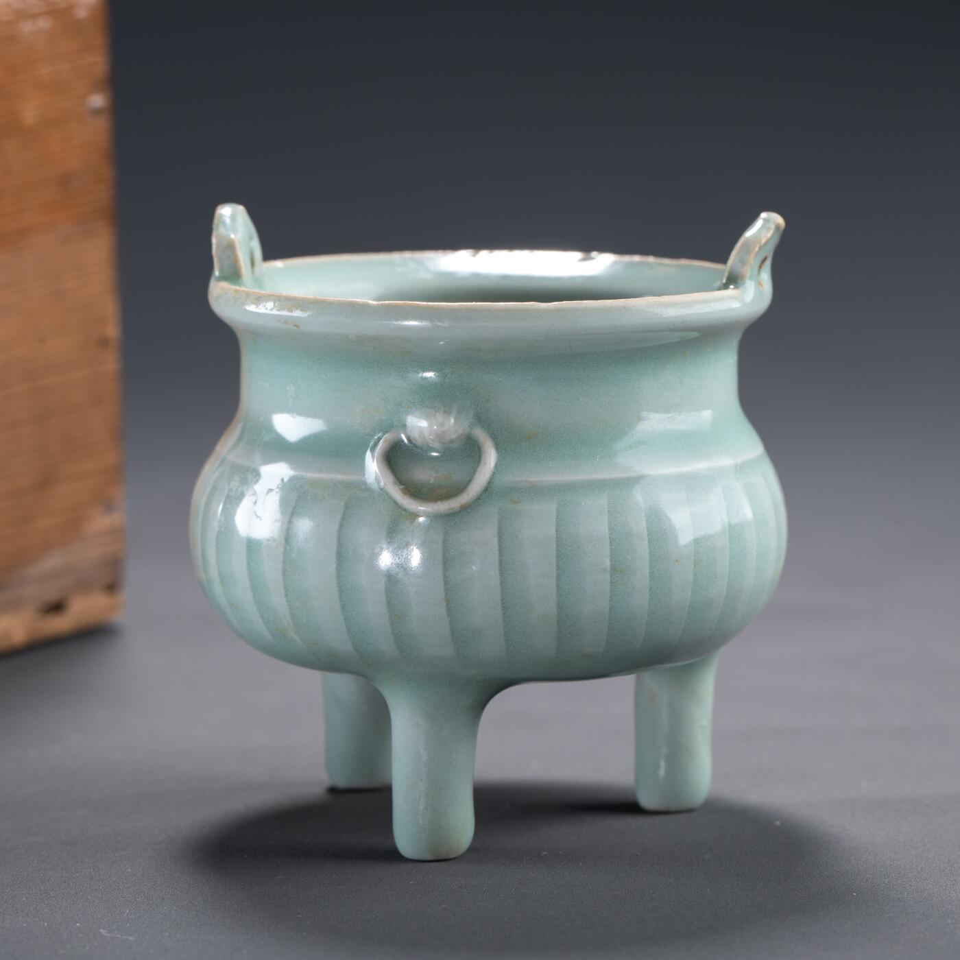 日本大阪雅和auction 2025金秋競賣會第一期 南宋 龍泉窯青瓷香爐 尺寸:D:7.5 H:8cm 備註:木箱