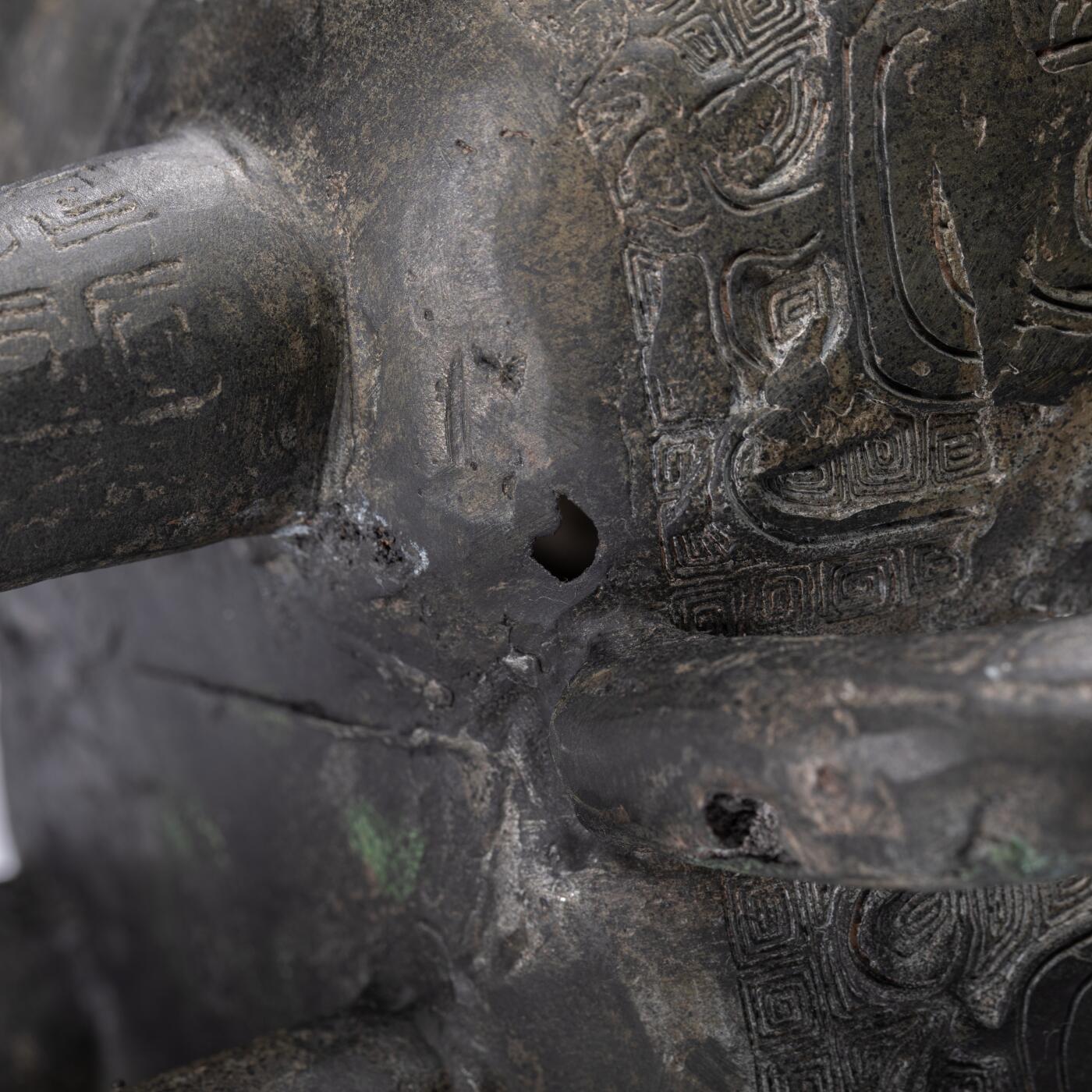 日本大阪雅和auction 2025金秋競賣會第一期 宋 铜凤鸟纹龙柄盉 尺寸:W:23 H:19cm 備註:盒付