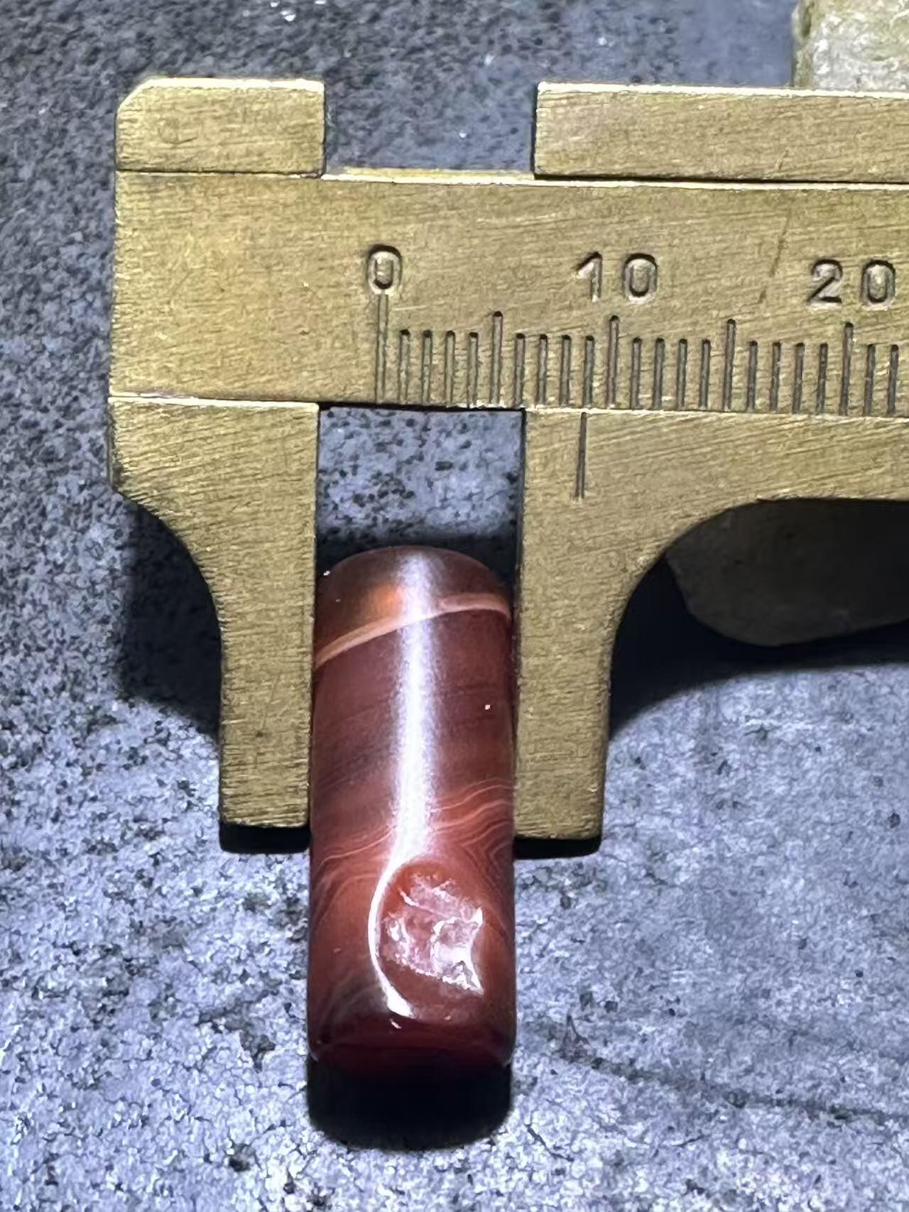 高玉化酒红色缠丝玛瑙通货直桶，桶珠一颗。