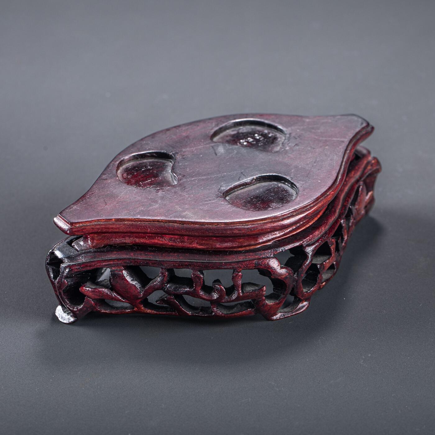 日本大阪雅和auction 2025金秋競賣會第一期 清 玉香爐 尺寸:W:17.5 H:14
底座W:15.5 H:4.5cm 備註:木箱,底座