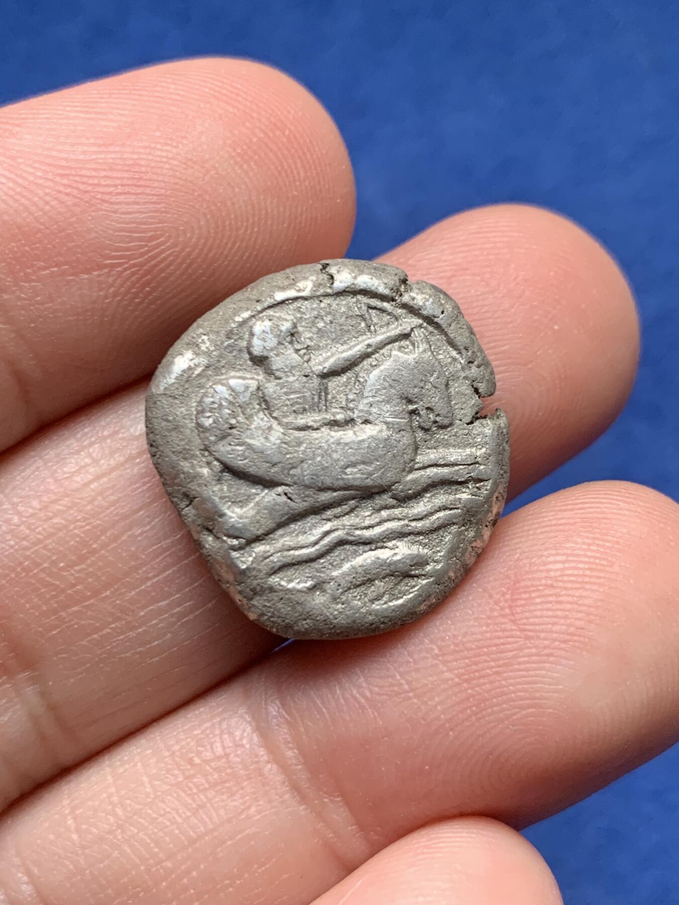 《竞宝斋》第435场 周日，周一2场连拍 （全场包邮） 公元前393-358年【腓尼基】古埃及式猫头鹰＆两河流域美刻尔神，谢克尔银币，12.27克。正面是乌加里特神话中的美刻尔神，骑在有翼海马上，下方有波浪，波浪下方为海豚。背面是猫头鹰背着连枷和弯杖，右侧为腓尼基数字纪年。连枷和弯杖是非常标准的埃及奥西里斯信仰符号，这与推罗曾在埃及统治下有关，其后陆续成为新亚述和新巴比伦的从属。