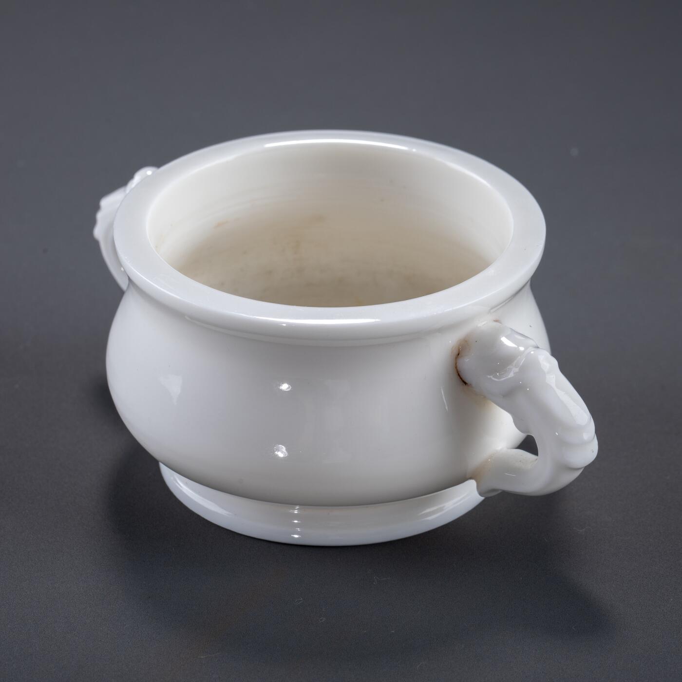 日本大阪雅和auction 2025金秋競賣會第一期 德化窯雙耳香爐 尺寸:W:12 H:5cm 備註:木箱