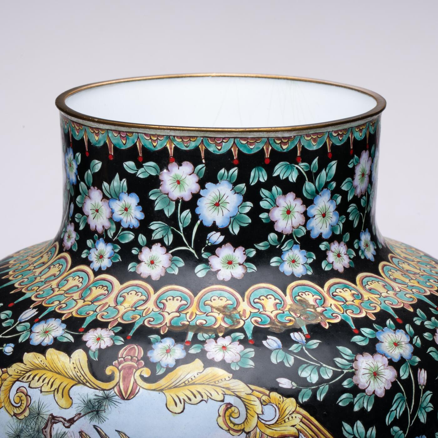 日本大阪雅和auction 2025金秋競賣會第一期 清 銅臺畫琺瑯鬆鷹圖花入 尺寸:W:23 H:37cm