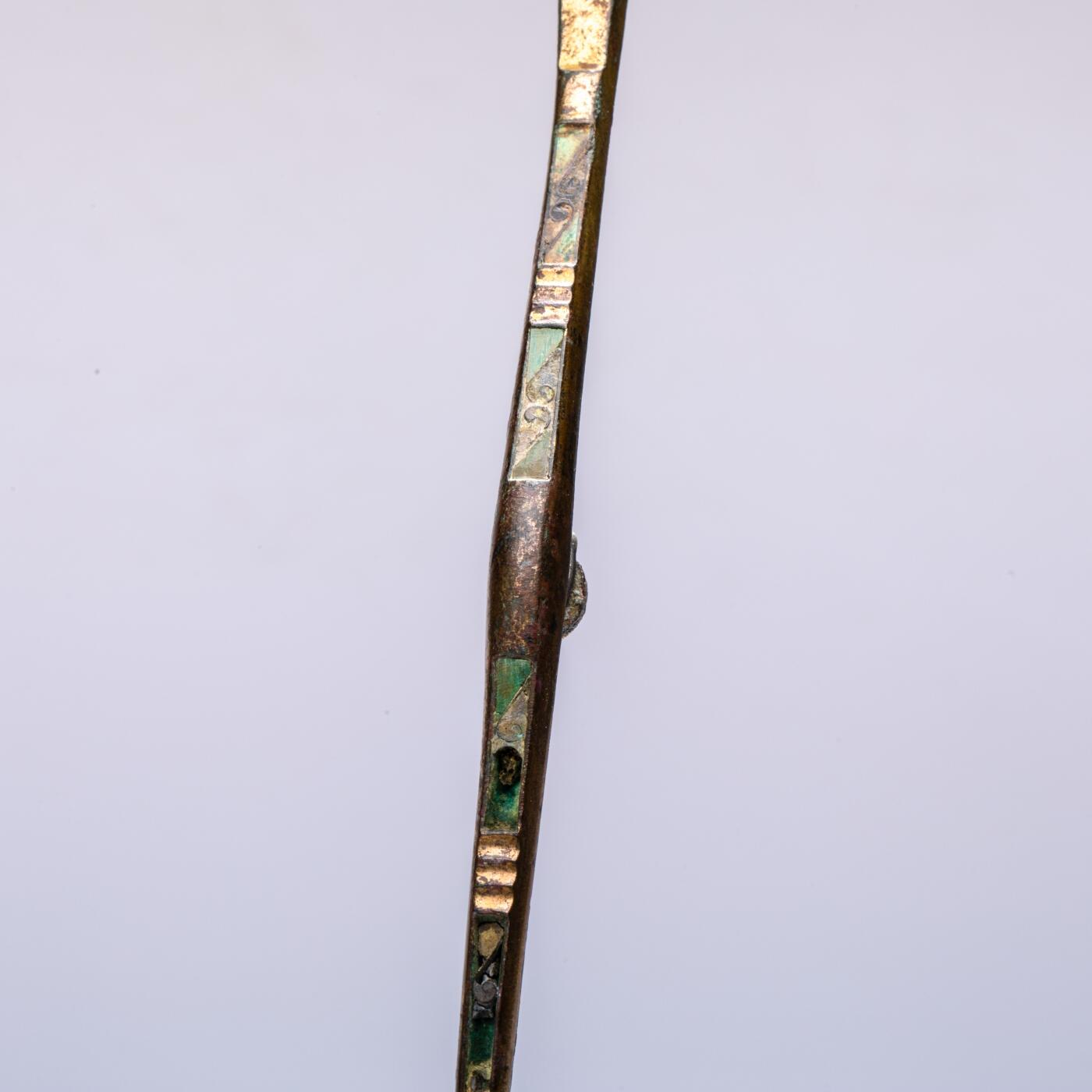 日本大阪雅和auction 2025金秋競賣會第一期 漢 鎏金帶鉤 尺寸:L:20.5cm 備註:木箱,底座