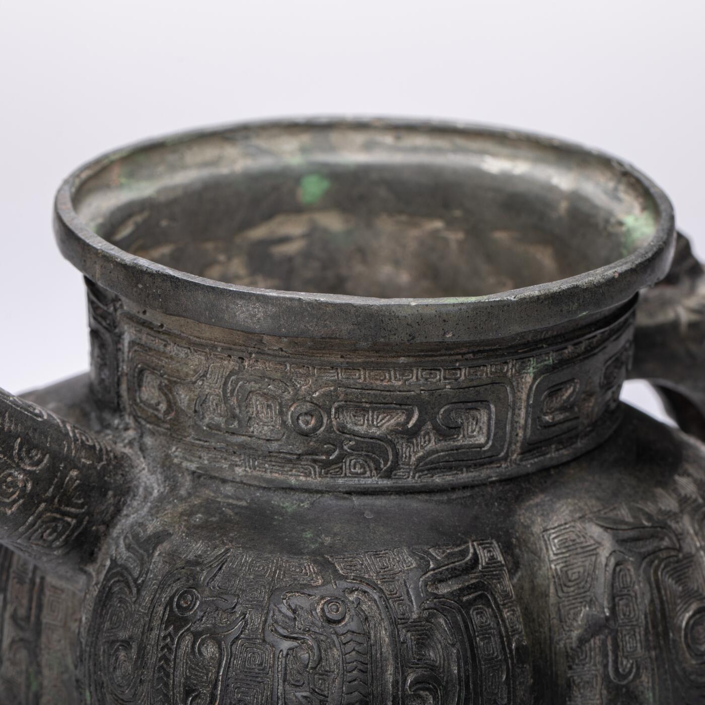 日本大阪雅和auction 2025金秋競賣會第一期 宋 铜凤鸟纹龙柄盉 尺寸:W:23 H:19cm 備註:盒付