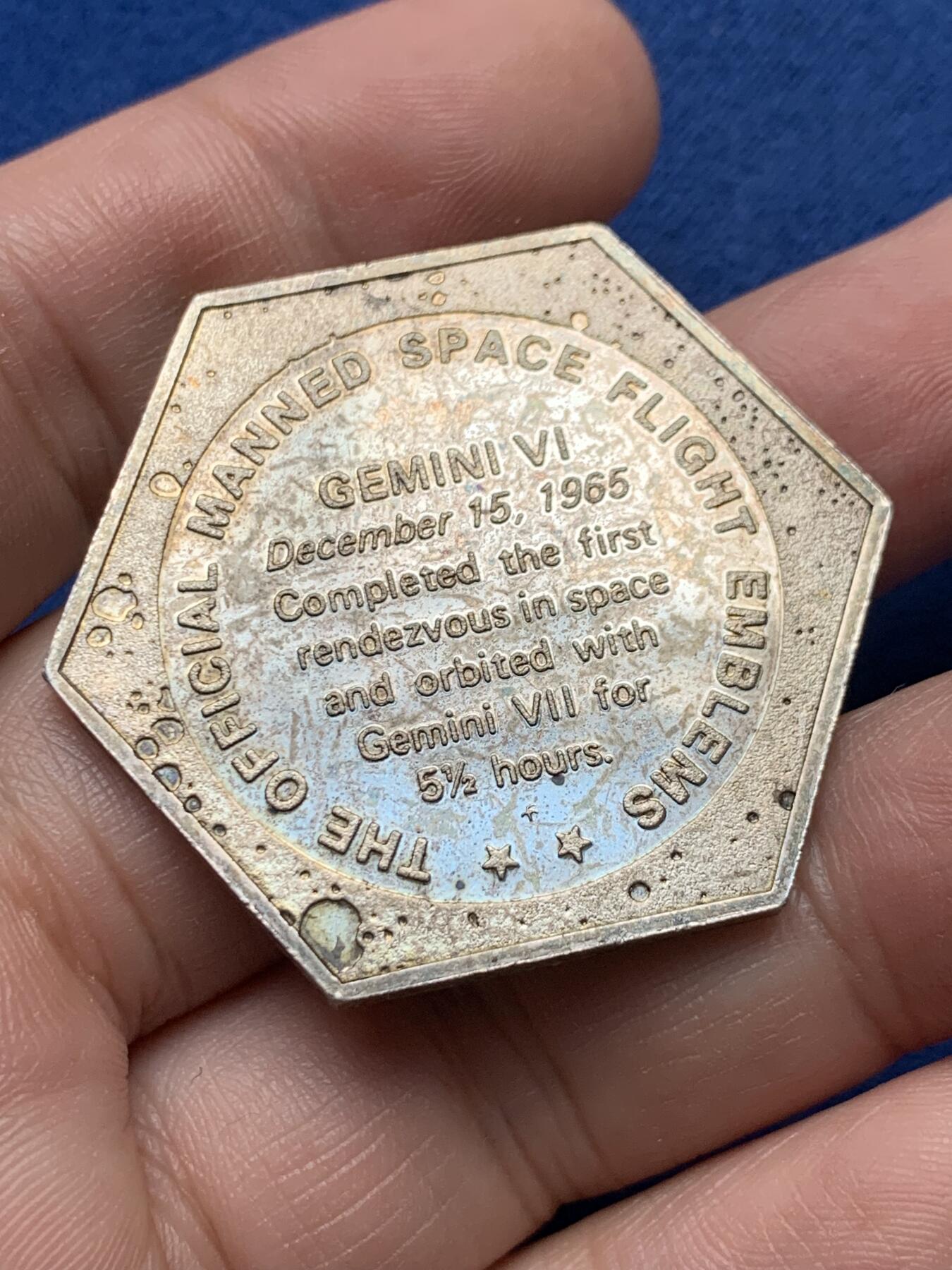 《竞宝斋》第435场 周日，周一2场连拍 （全场包邮） 美国 1965年 双子星6A号 发射升空 六边形纪念银章 36.8mm 20g