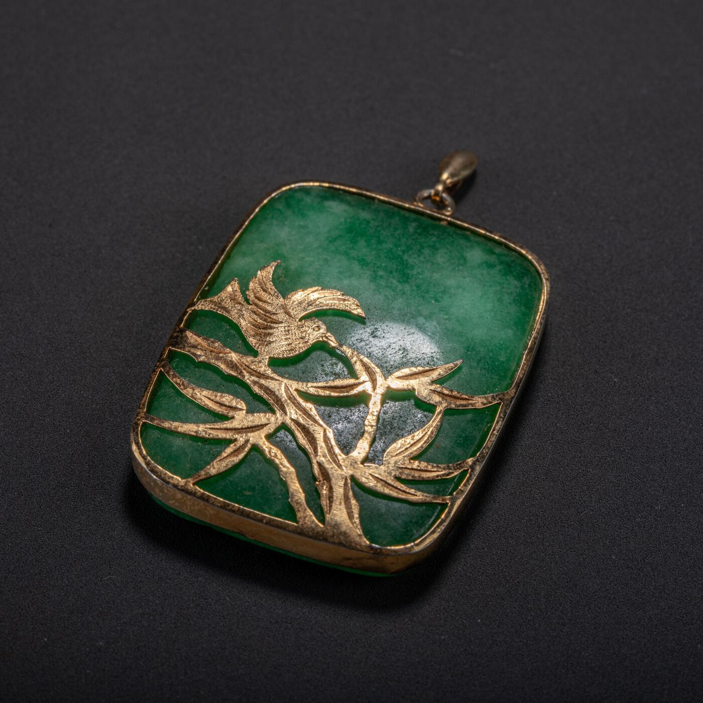 日本大阪雅和auction 2025金秋競賣會第一期 翡翠 金細工 喜上枝頭 尺寸:L:4 W:3cm