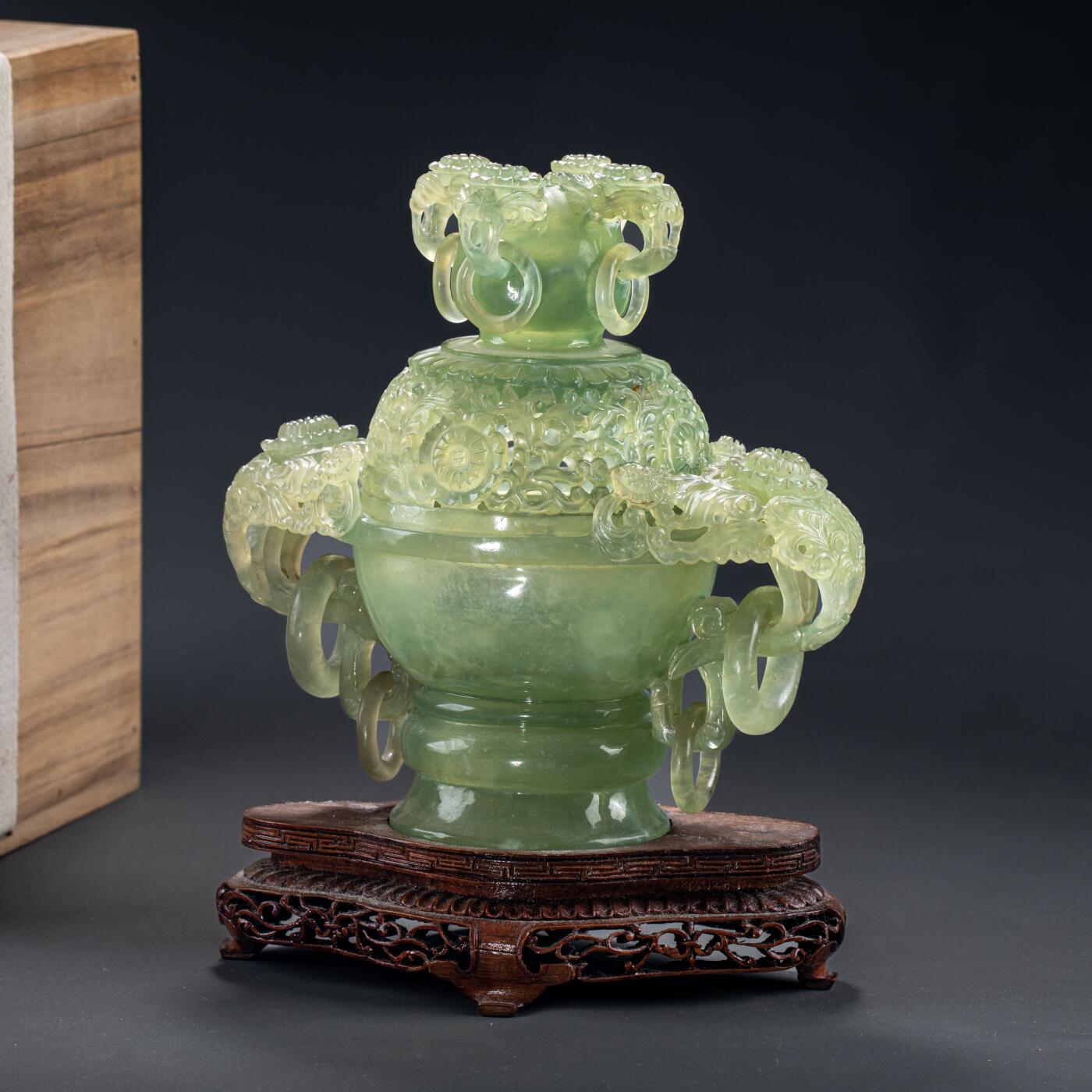 日本大阪雅和auction 2025金秋競賣會第一期 清 玉香爐 尺寸:W:18 H:18
底座W:16 H:4cm 備註:木箱,底座