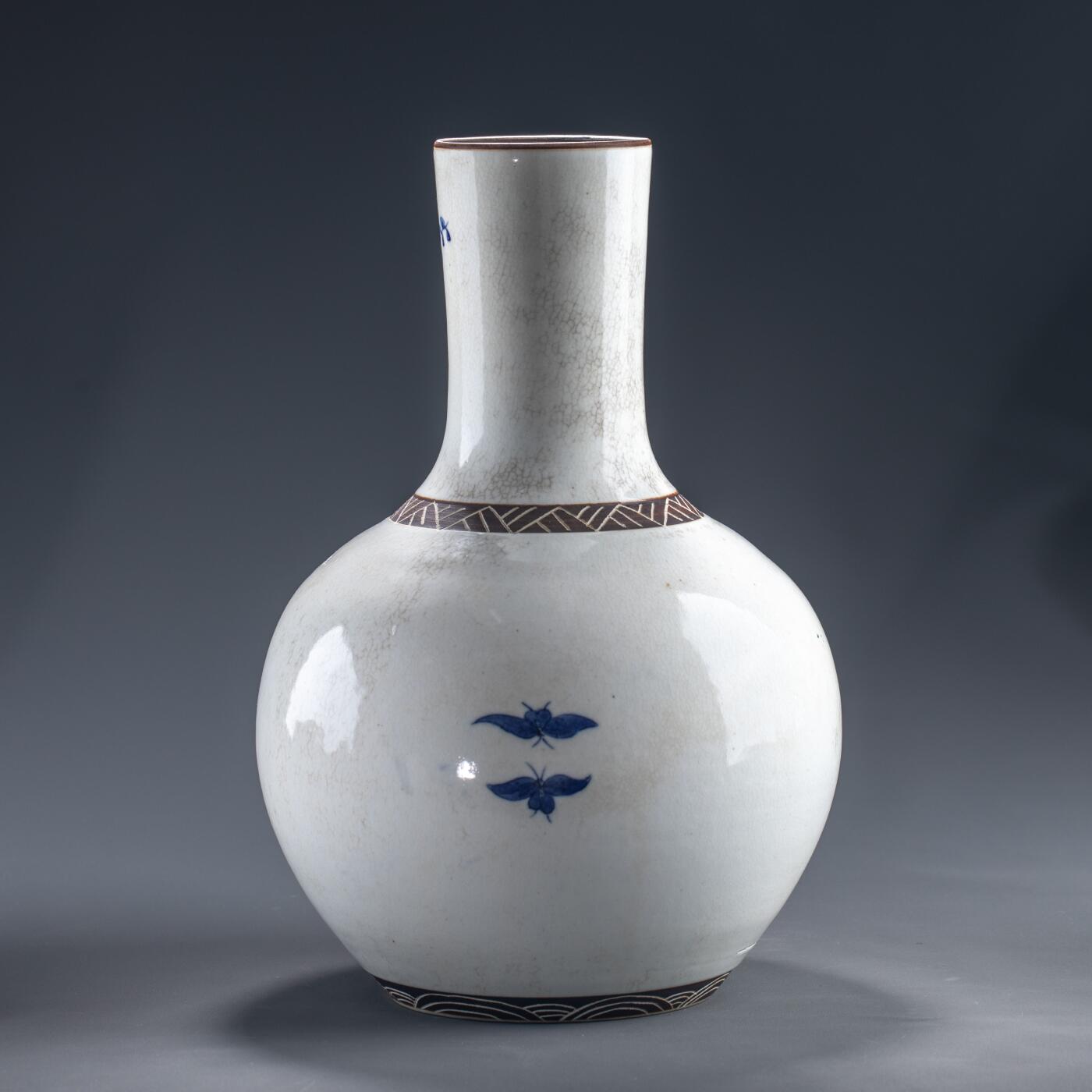 日本大阪雅和auction 2025金秋競賣會第一期 清 青花花鳥紋天球瓶 尺寸:W:20 H:31.5cm