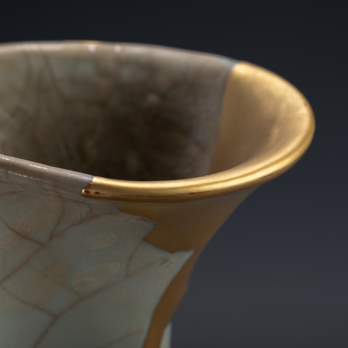 日本大阪雅和auction 2025金秋競賣會第一期 南宋 官窯花觚 金繕 尺寸:W:12 H:16cm