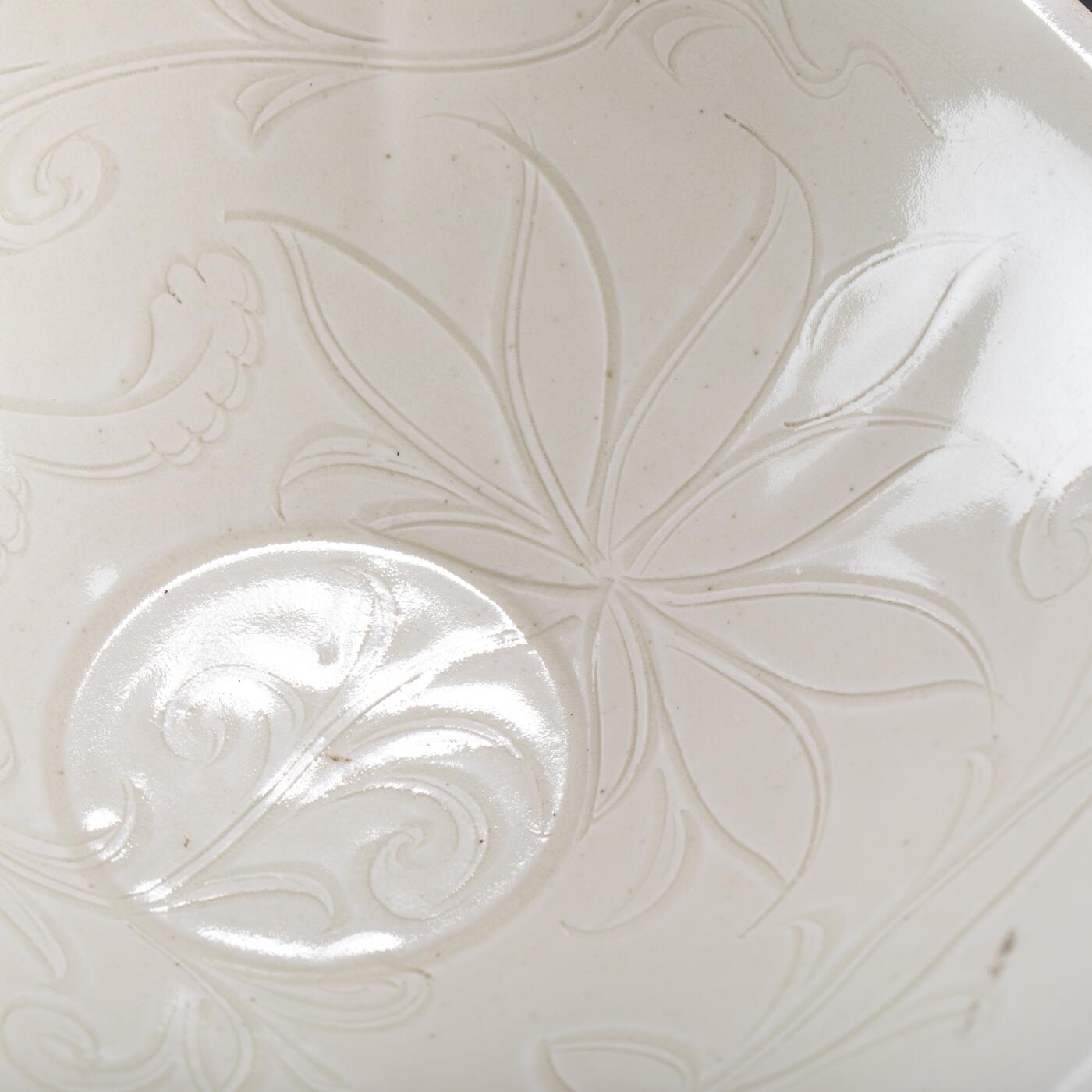 日本大阪雅和auction 2025金秋競賣會第一期 宋 定窯刻花花草紋茶碗 尺寸:D:21 H:6cm