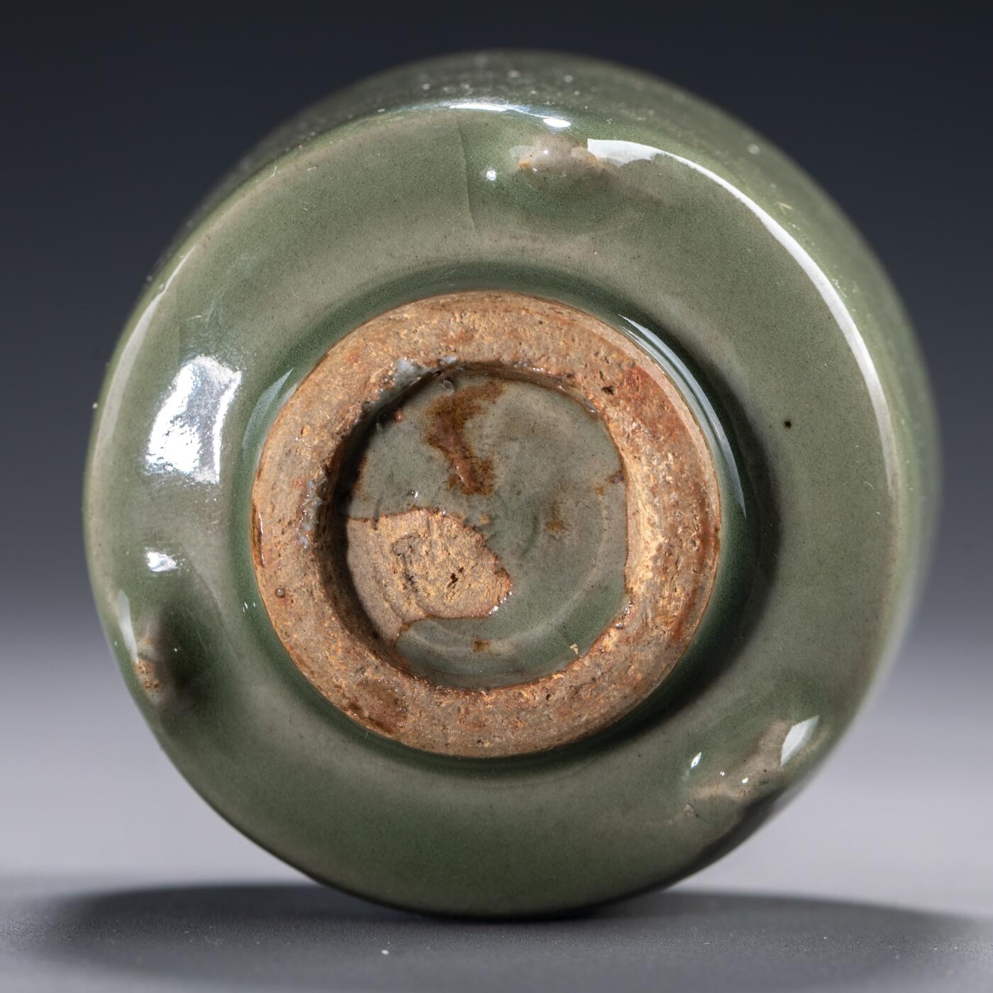 日本大阪雅和auction 2025金秋競賣會第一期 明 龍泉窯香爐 尺寸:D:7 H:5.5cm 備註:木箱