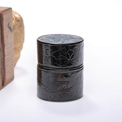 日本大阪雅和auction 2025金秋競賣會第一期 - 大明萬曆年製款 漆盒 尺寸:D:6 H:7.5cm 備註:木箱