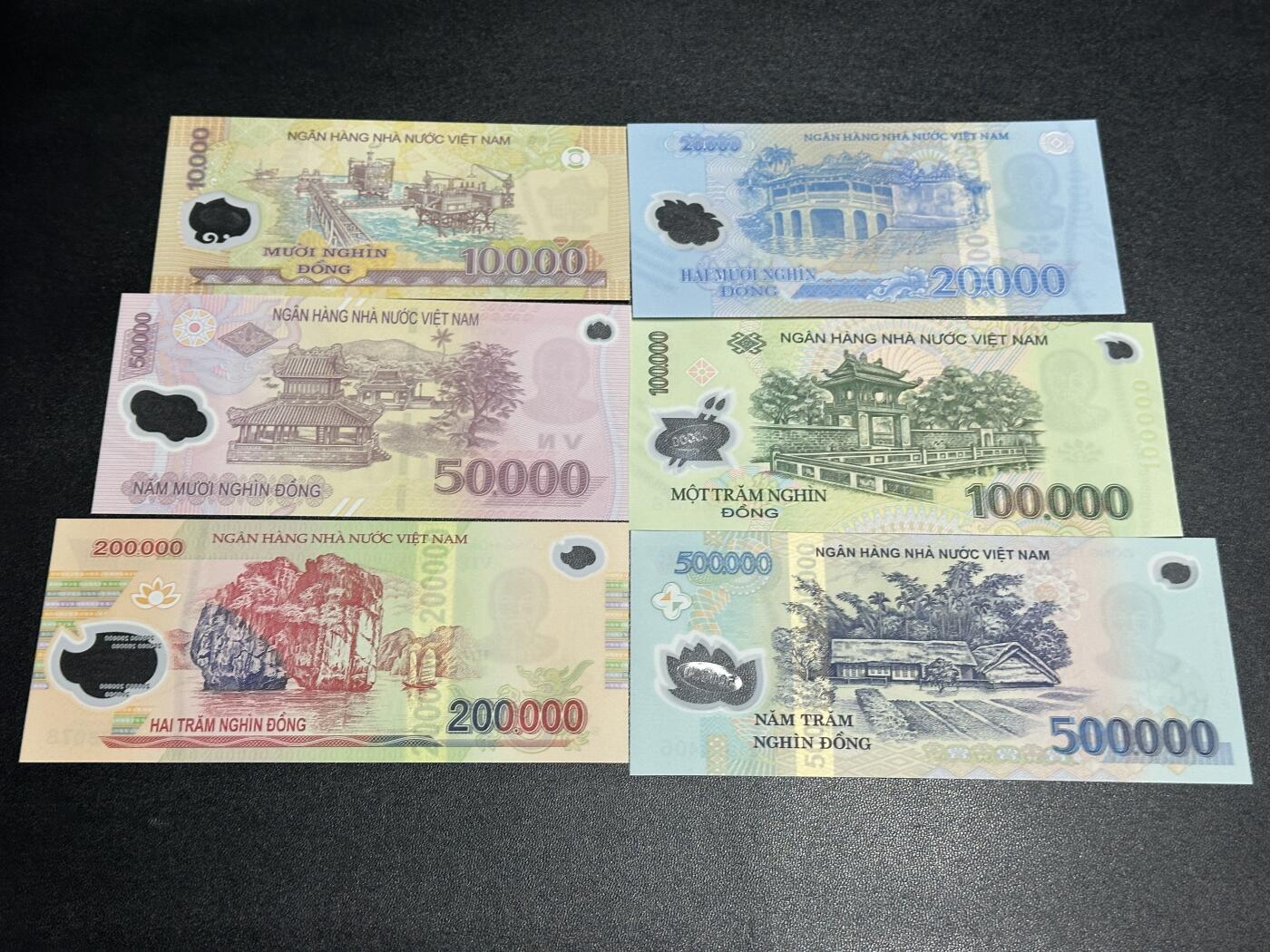 《外钞收藏家》第五百八十一期（畅拍场）（本平台长期征集拍品、欢迎藏友们联系合作） 越南塑料钞全套UNC，其中包含多张靓号