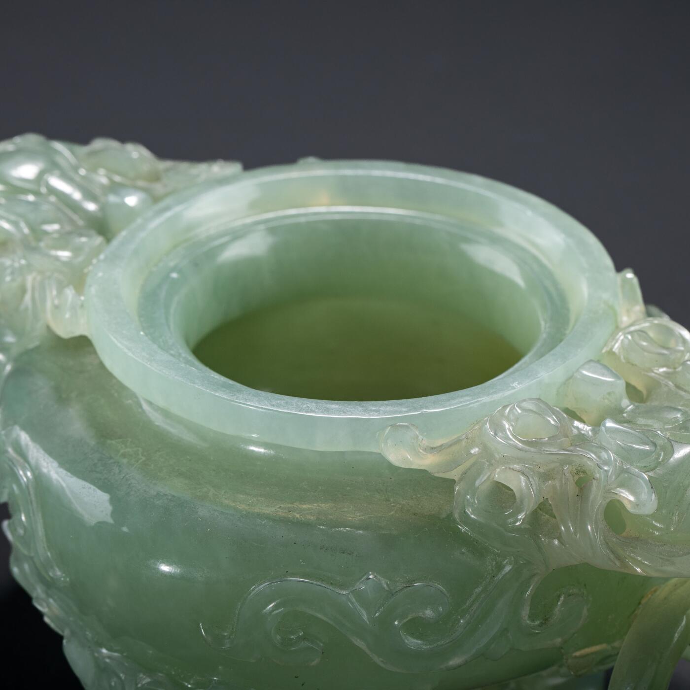 日本大阪雅和auction 2025金秋競賣會第一期 清 玉香爐 尺寸:W:17.5 H:14
底座W:15.5 H:4.5cm 備註:木箱,底座