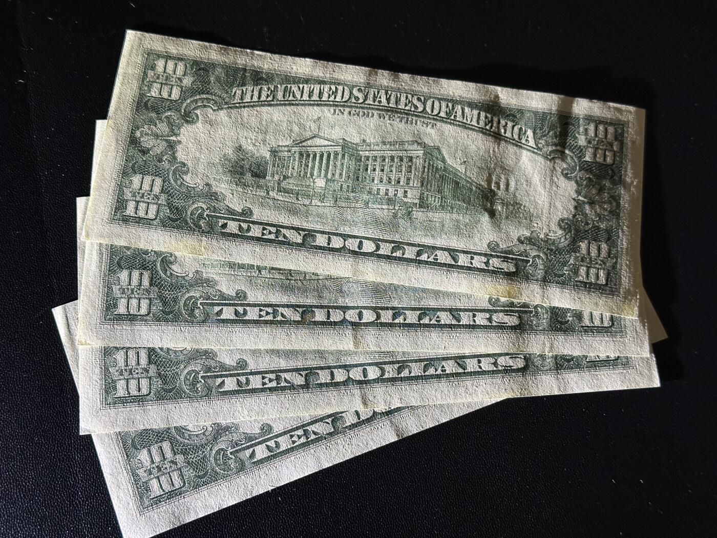 《外钞收藏家》第五百八十一期（畅拍场）（本平台长期征集拍品、欢迎藏友们联系合作） 1990年美国小头版10美元 4连号 UNC- 无折 有潮斑