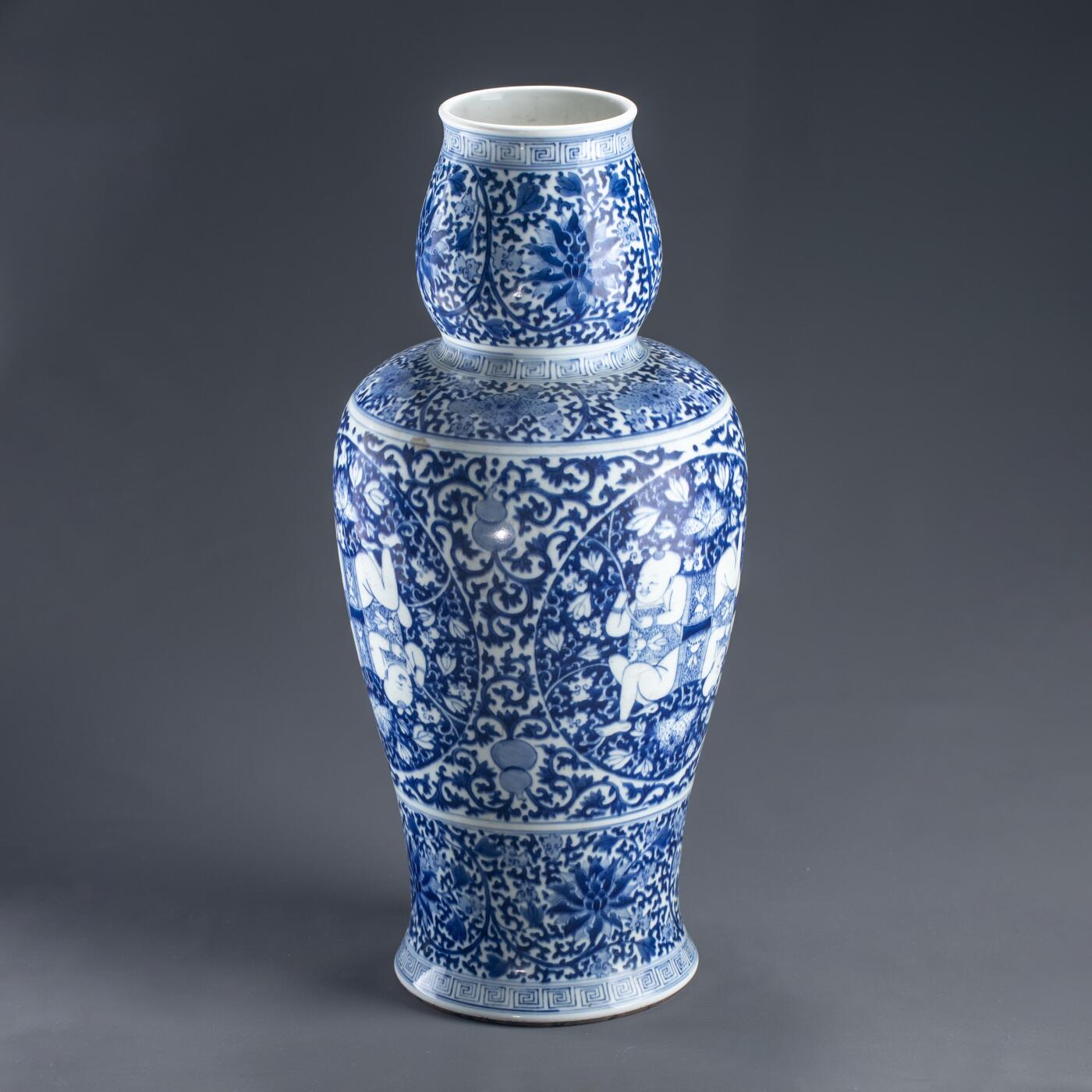 日本大阪雅和auction 2025金秋競賣會第一期 清 染付福祿蓮生貴子開窗瓶 尺寸:W:22 H:48cm