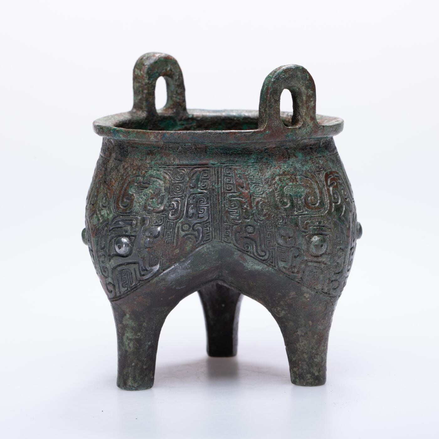 日本大阪雅和auction 2025金秋競賣會第一期 西周 饕餮紋分檔鼎 尺寸:W:9 H:11cm