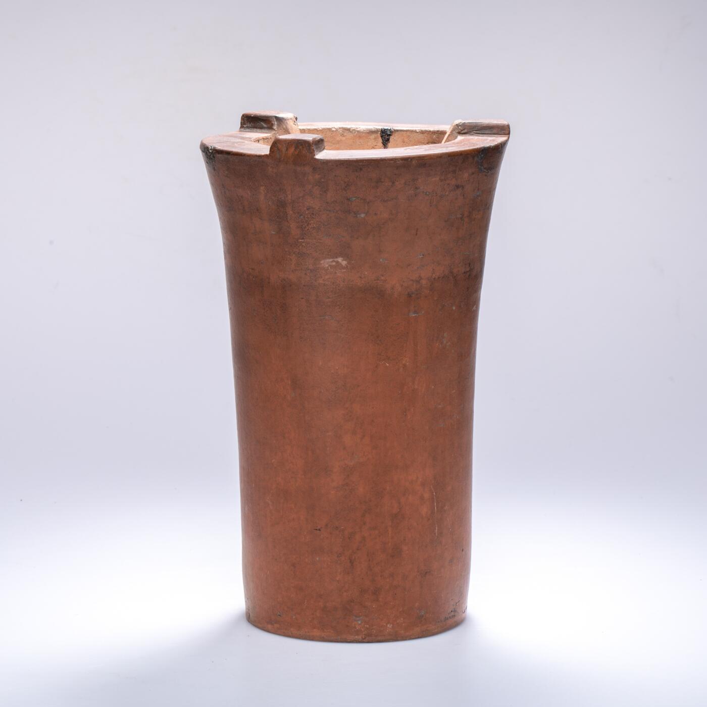 日本大阪雅和auction 2025金秋競賣會第一期 清 劉賢合款涼爐 尺寸:W:16 H:25cm 備註:此件紅泥涼爐，通體呈溫潤赤褐色，質地堅實細膩。爐身上部微敞，線條挺拔簡練，正面鏤空幾何紋飾，造型古樸而富有裝飾性。爐面刻「劉賢合」款，字體工整，彰顯製作者之巧思與自信。整體造型端莊穩重，器壁厚實，既具實用功能，又有極高的藝術觀賞價值，乃集工藝與美感於一體之紅泥佳作。