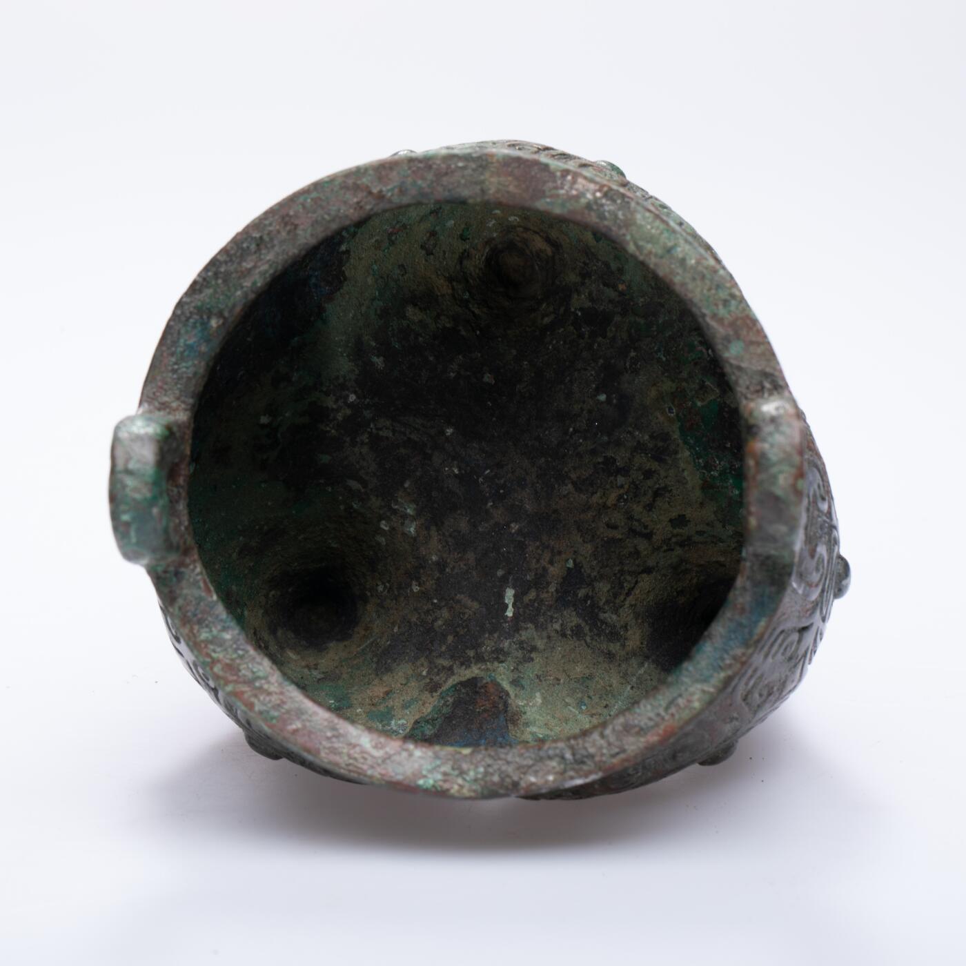 日本大阪雅和auction 2025金秋競賣會第一期 西周 饕餮紋分檔鼎 尺寸:W:9 H:11cm