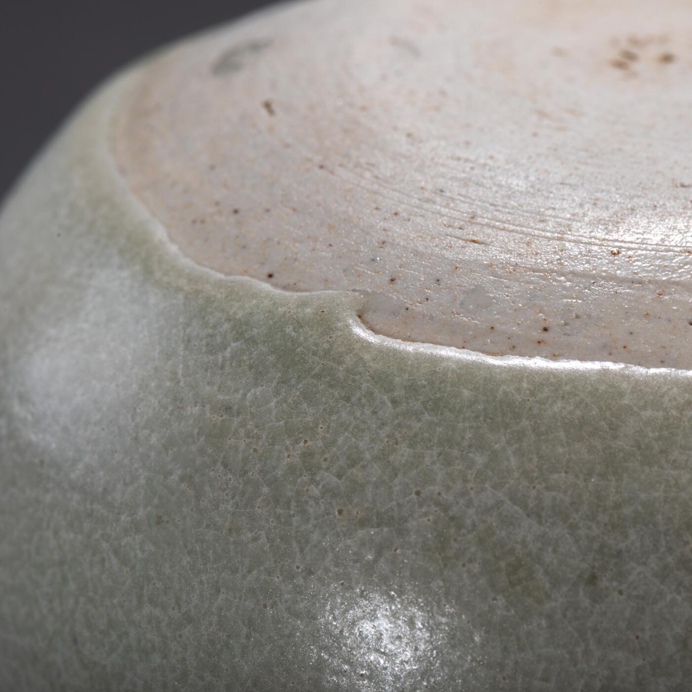 日本大阪雅和auction 2025金秋競賣會第一期 隨 白瓷水盂 尺寸:D:11 H:6.5cm 備註:盒付