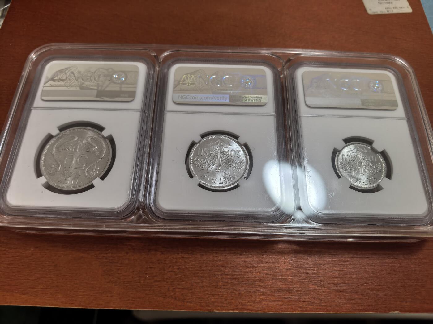 长老汇蛇年精选第七十场拍卖 1953越南三姐妹10、20、50苏铝币3枚，NGC MS65，同分，送三联展示水晶盒